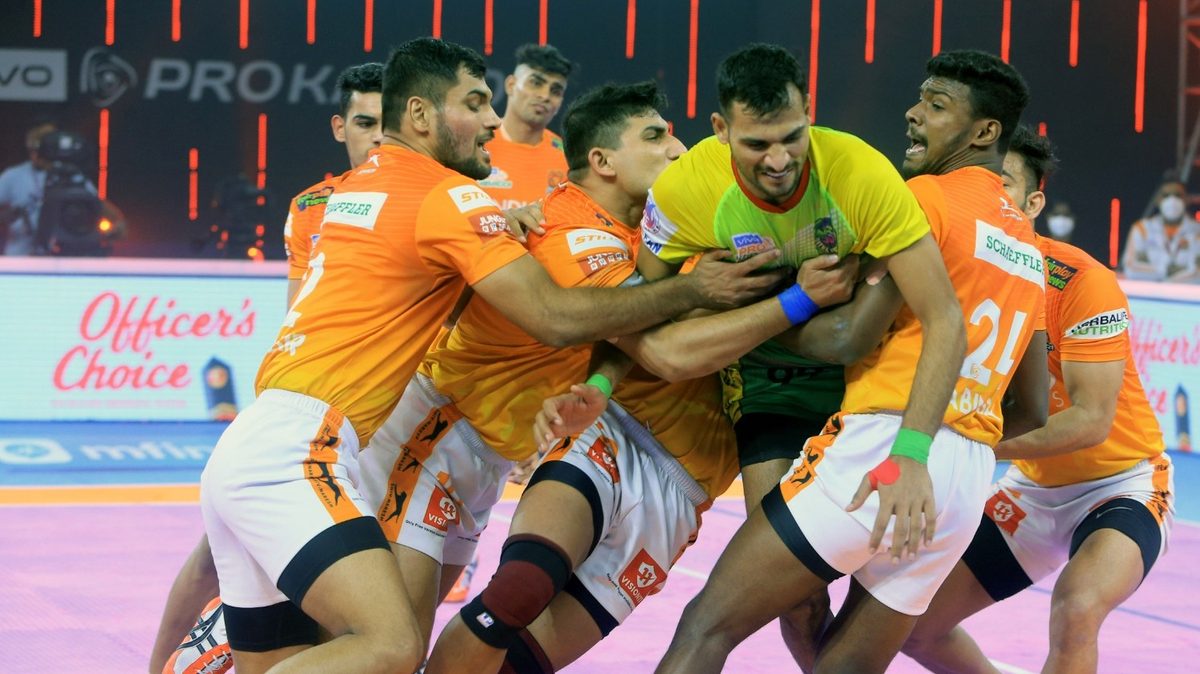 Sachin of Patna Pirates meets a crowed Puneri Paltan's defence in Match 107 of VIVO Pro Kabaddi League Season 8