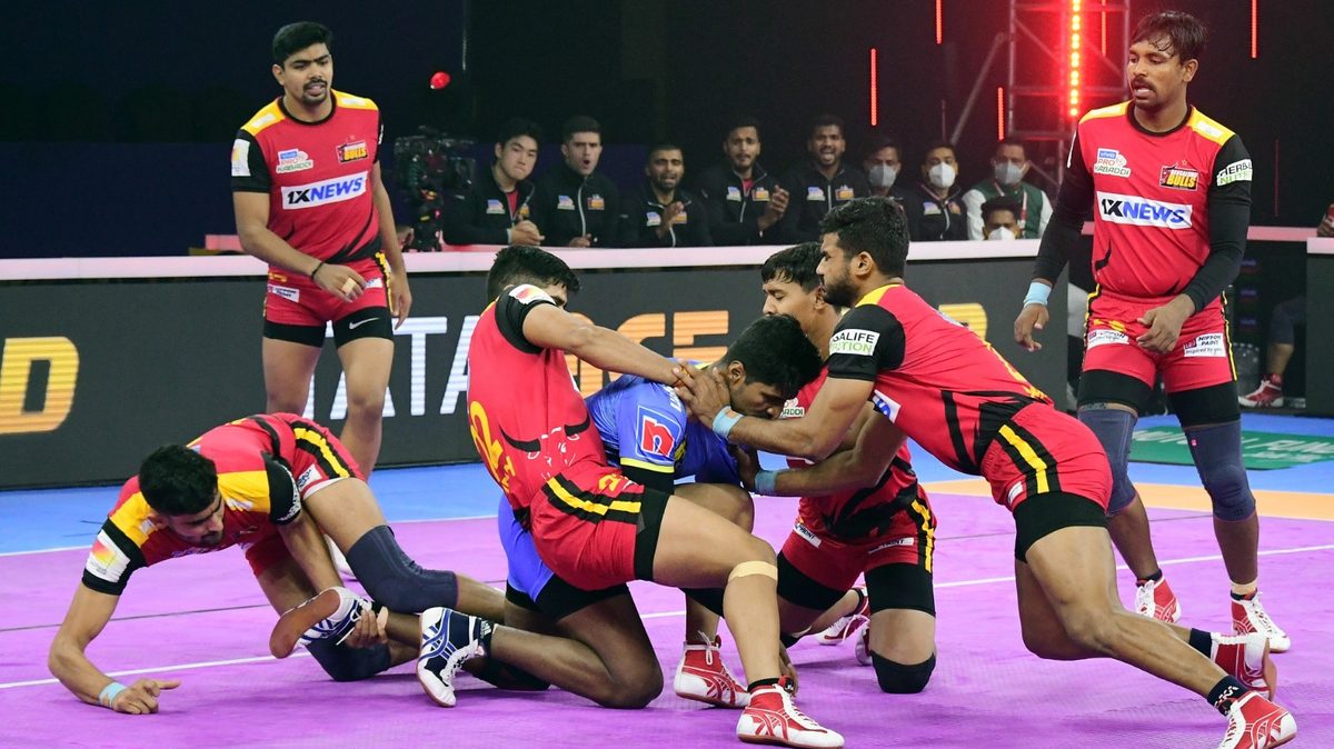 K Prapanjan of Tamil Thalaivas is blocked by a crowded Bengaluru Bulls' defence in Match 8 of VIVO Pro Kabaddi League Season 8