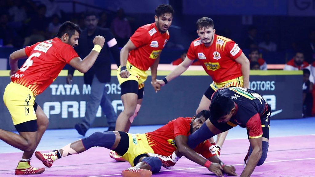 Gujarat Fortunegiants against Bengaluru Bulls in Season 7 of VIVO Pro Kabaddi.