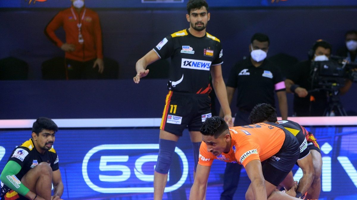 U Mumba defender Rahul Sethpal in action in Match 78 of VIVO Pro Kabaddi League Season 8.
