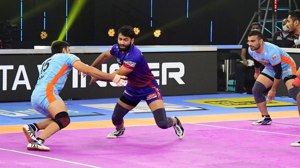 Vijay of Dabang Delhi K.C. is stopped by Amit of Bengal Warriors in Match 106 of VIVO Pro Kabaddi League Season 8