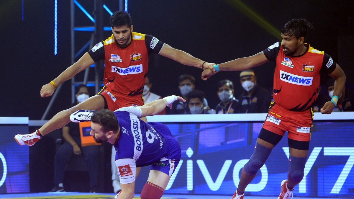 Mohammad Mahalli of Haryana Steelers looks for a point against Bengaluru Bulls in Match 125 of VIVO Pro Kabaddi League Season 8