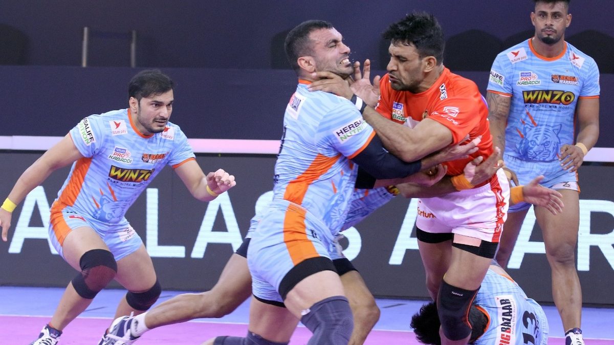 Pardeep Kumar of Gujarat Giants struggles to find a way past the Bengal Warriors' defenders in Match 86 of VIVO Pro Kabaddi League Season 8