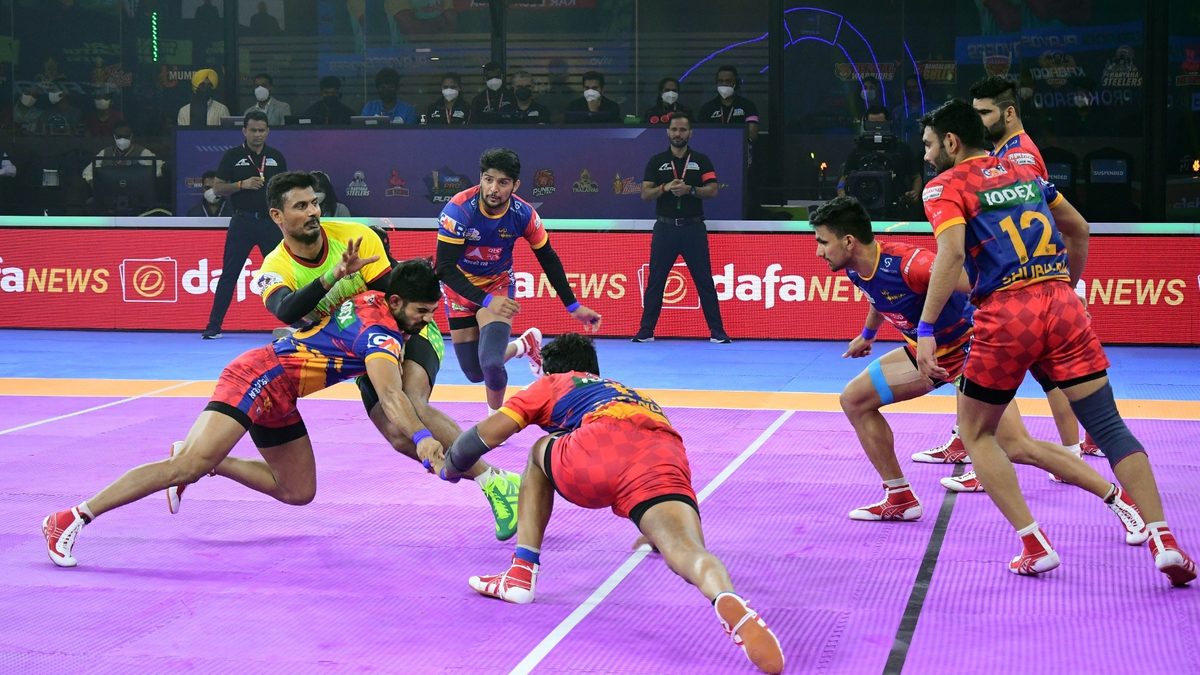 Patna Pirates' Prashant Kumar is tackled by U.P. Yoddha's Sumit in Semi-final 1 of VIVO Pro Kabaddi League Season 8