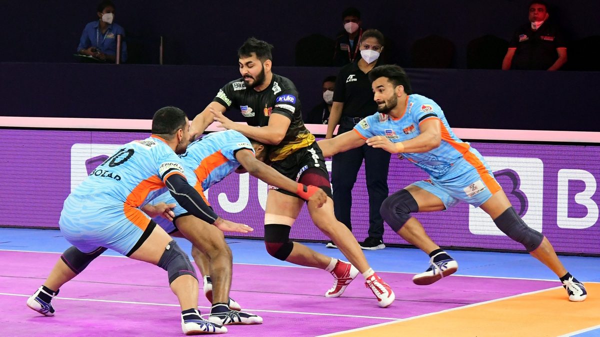 Rajnish of Telugu Titans is surrounded by the Bengal Warriors' defenders in Match 101 of VIVO Pro Kabaddi League Season 8