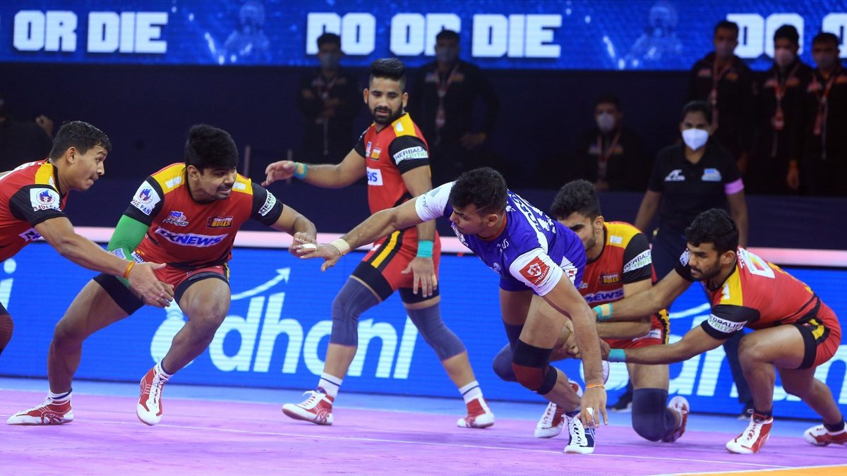 The Bengaluru Bulls' defenders attempt an ankle hold on Ashish of Haryana Steelers in Match 125 of VIVO Pro Kabaddi League Season 8