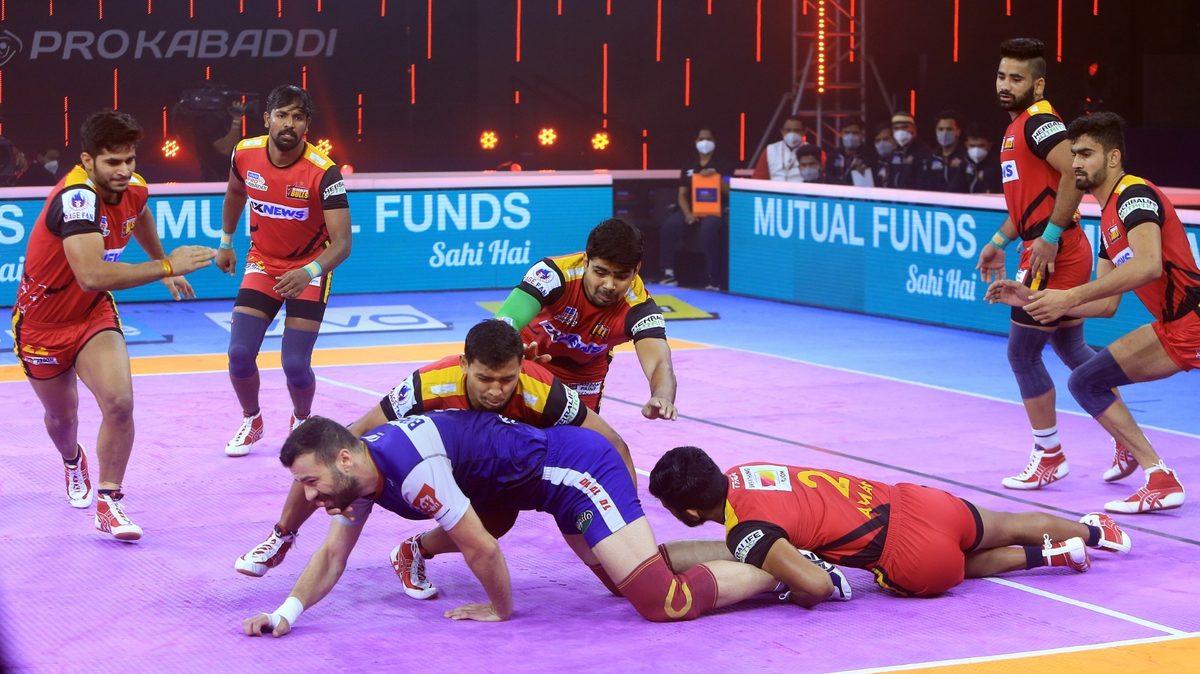 Mohammad Mahalli struggles to get past the Bengaluru Bulls' defence in Match 125 of VIVO Pro Kabaddi League Season 8