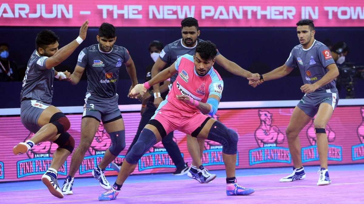 Arjun Deshwal of Jaipur Pink Panthers tries to get a point off the Haryana Steelers' defense in Match 97 of VIVO Pro Kabaddi League Season 8