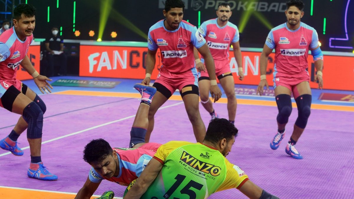 Guman Singh of Patna Pirates tries to reach the line after the Jaipur Pink Panthers' defense stopped him in Match 82 of VIVO Pro Kabaddi League Season 8