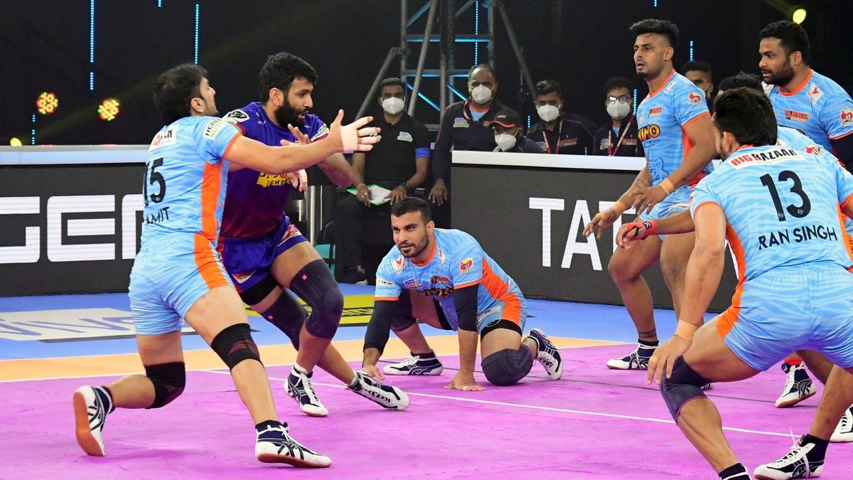 Vijay of Dabang Delhi K.C. tries to get past Amit of Bengal Warriors in Match 106 of VIVO Pro Kabaddi League Season 8