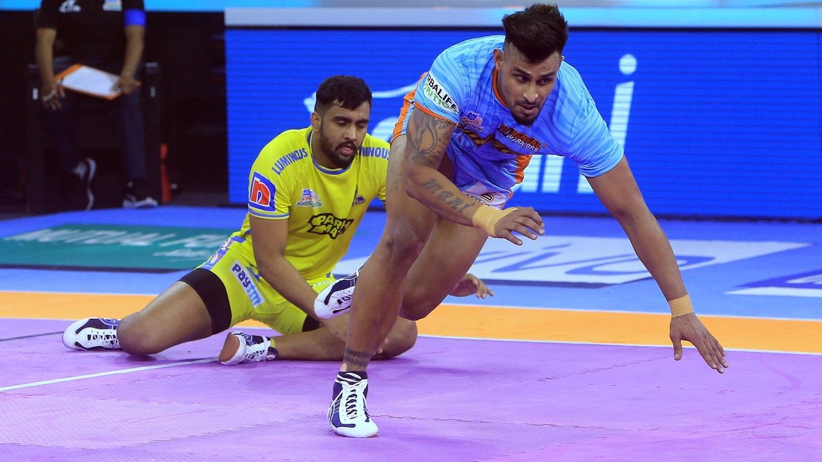 Maninder Singh runs back after a successful raid point against Tamil Thalaivas in Match 51 of VIVO Pro Kabaddi League Season 8.