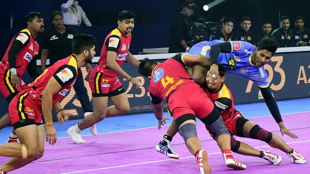 K Prapanjan of Tamil Thalaivas flies over the Bengaluru Bulls defenders in Match 8 of VIVO Pro Kabaddi League Season 8