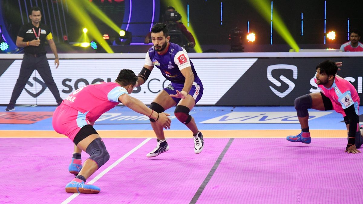 Vikas Kandola of Haryana Steelers looks for a way past the Jaipur Pink Panthers' defenders in Match 12 of VIVO Pro Kabaddi League Season 8