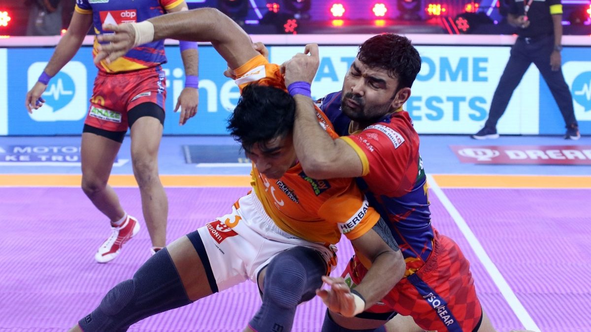 U.P. Yoddha's Shubham blocks Puneri Paltan's Aslam Inamdar in Eliminator 1 of VIVO Pro Kabaddi League Season 8