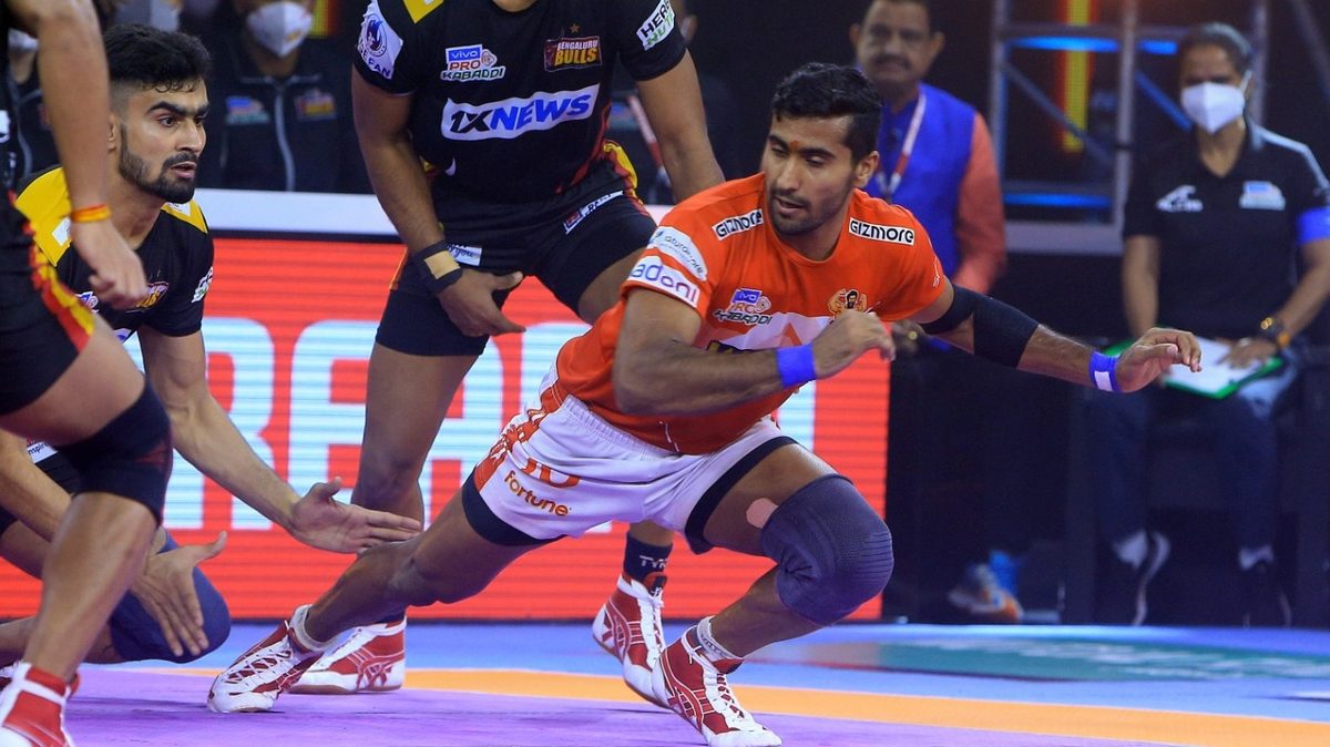 Bengaluru Bulls' Bharat tries to catch Gujarat Giants' Rakesh in Eliminator 2 of VIVO Pro Kabaddi League Season 8