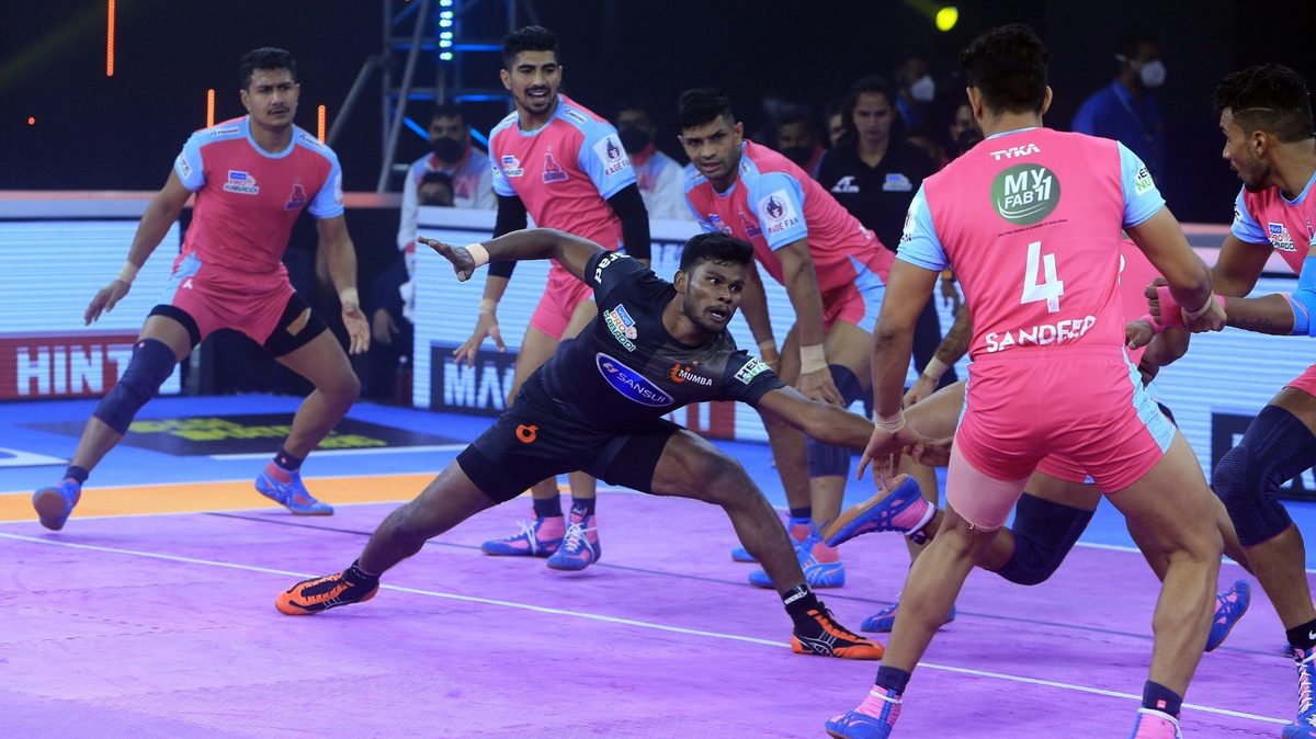 U Mumba's Ajith Kumar in action against Jaipur Pink Panthers in Match 21 of VIVO Pro Kabaddi League Season 8