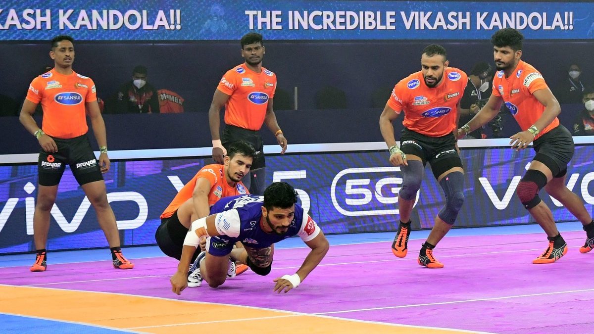 Rinku of U Mumba tries to hold back Vikash Kandola of Haryana Steelers in Match 113 of VIVO Pro Kabaddi League Season 8