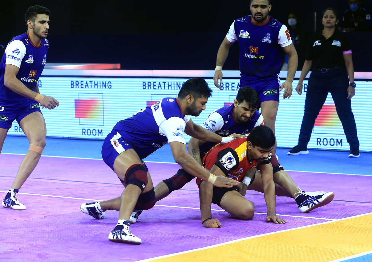 Bengaluru Bulls Pawan Sehrawat is unable to get past the Haryana Steelers' defenders in Match 22 of VIVO Pro Kabaddi League Season 8