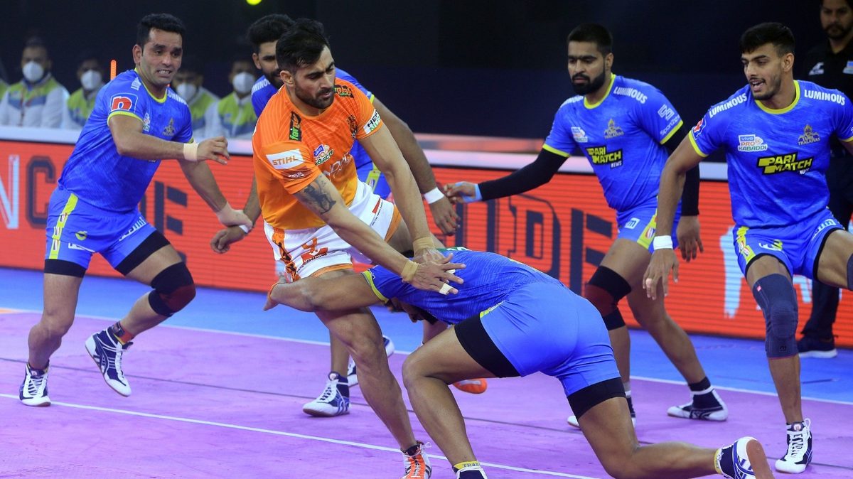 Puneri Paltan's Rahul Chaudhari is tackled by the Tamil Thalaivas' defence in Match 23 of VIVO Pro Kabaddi League Season 8