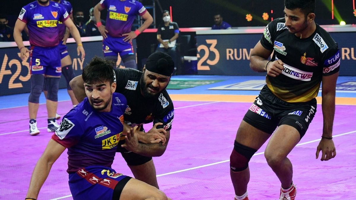 Surender Singh of Telugu Titans pushes aside Ashu Malik of Dabang Delhi K.C. in Match 128 of VIVO Pro Kabaddi League Season 8