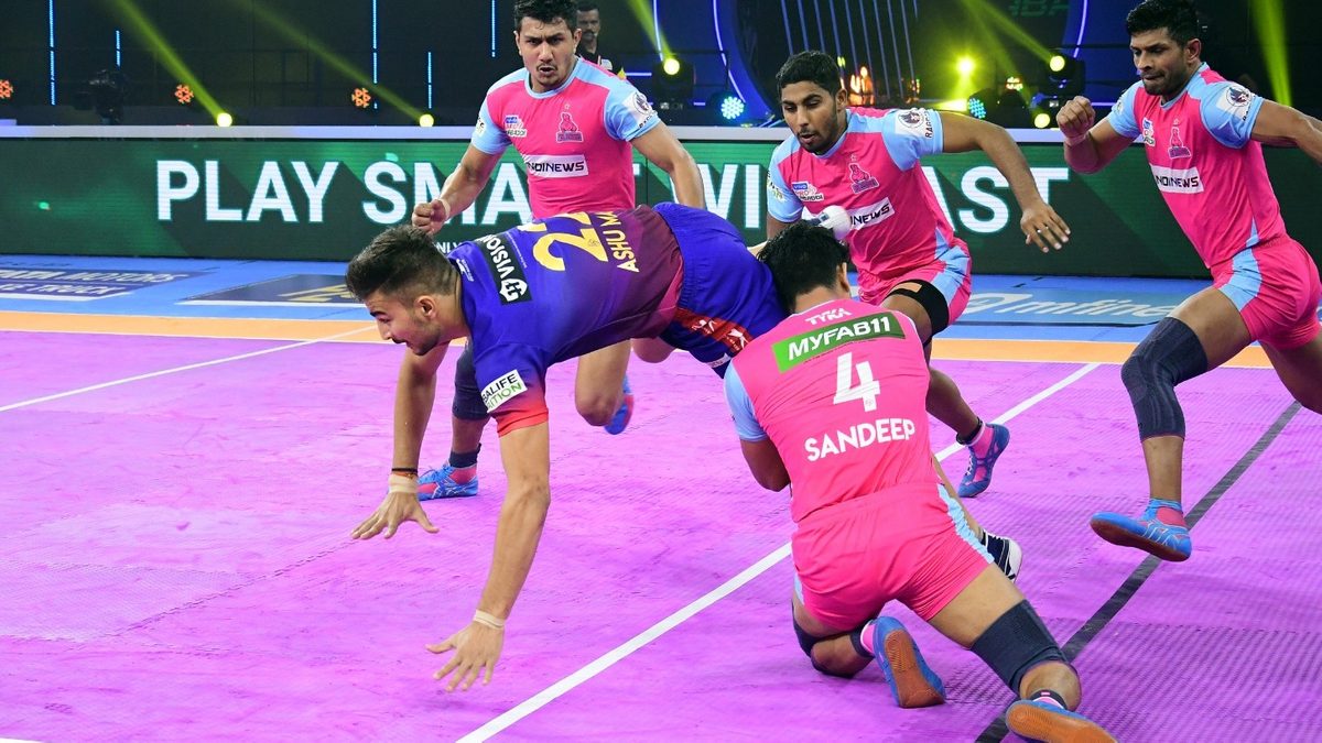 Ashu Malik of Dabang Delhi K.C. tries to run away from the Jaipur Pink Panthers defenders in Match 46 of VIVO Pro Kabaddi League Season 8.