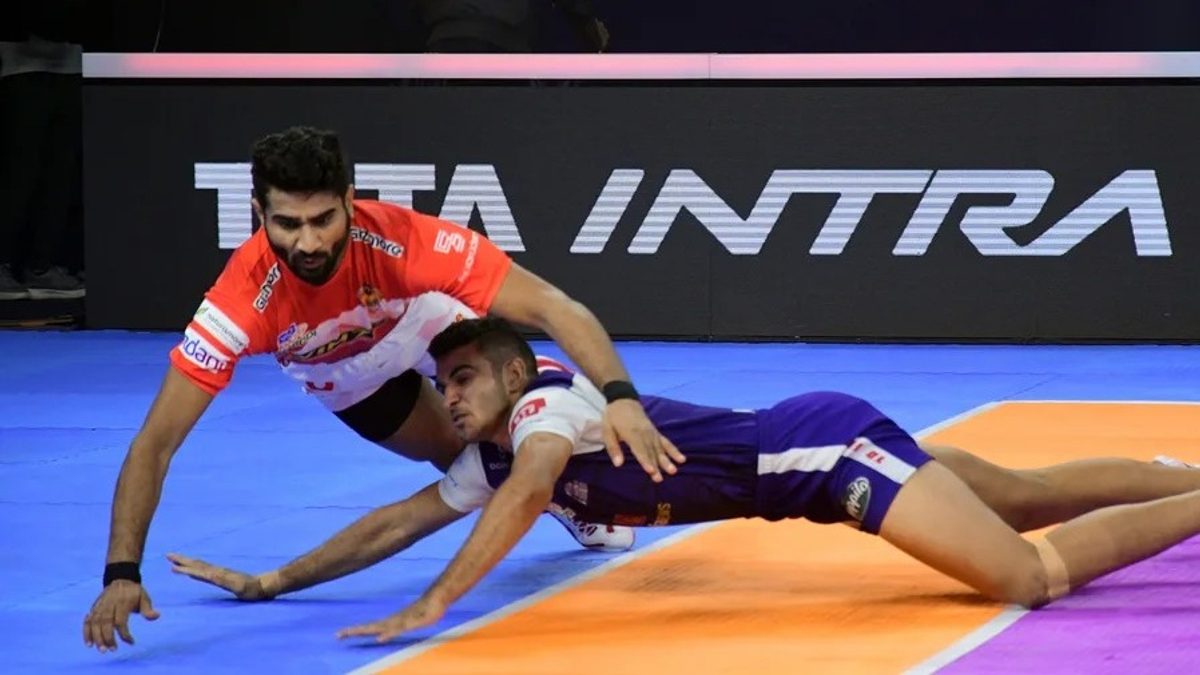 Gujarat Giants' Rakesh Narwal flies past Haryana Steelers' Ashish in Match 28 of VIVO Pro Kabaddi League Season 8 