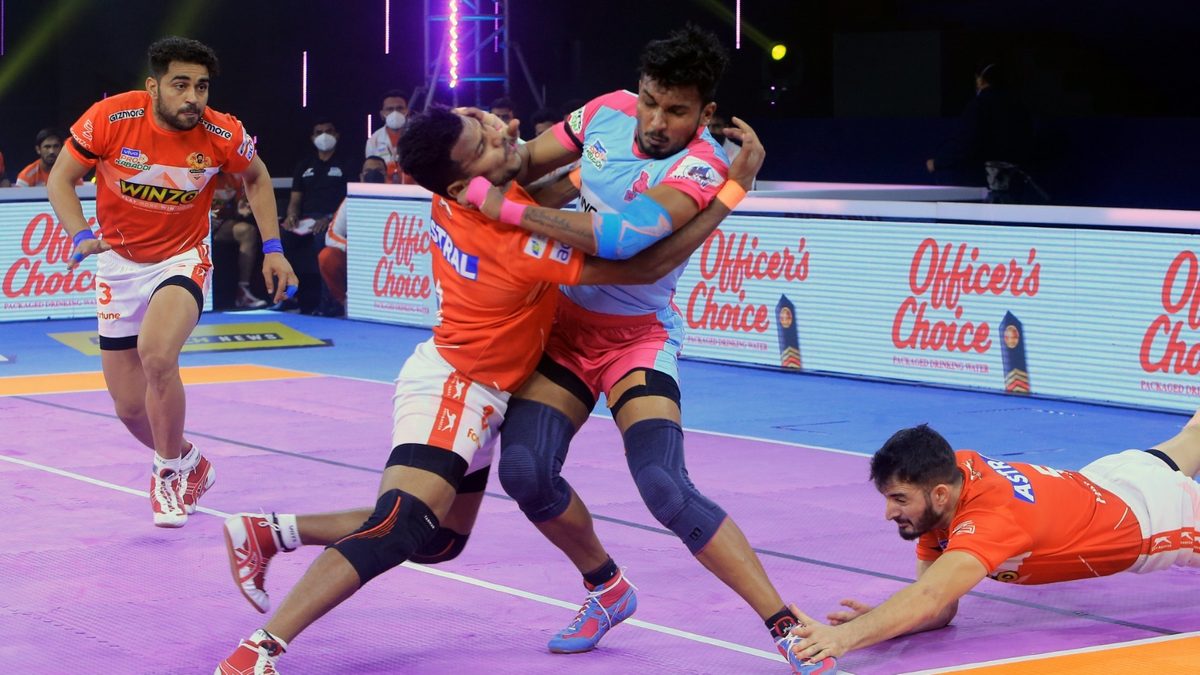 Arjun Deshwal of Jaipur Pink Panthers is unable to get past Girish Ernak of Gujarat Giants in Match 100 of VIVO Pro Kabaddi League Season 8