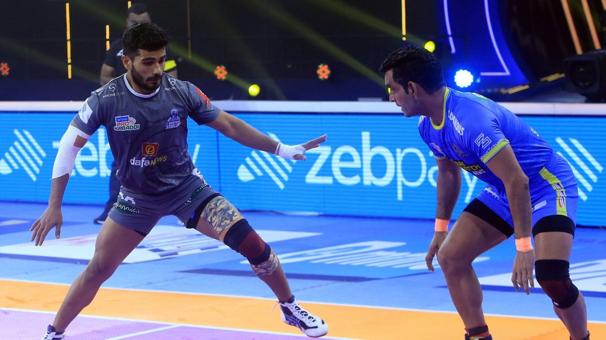 Vikas Kandola of Haryana Steelers comes face to face with Surjeet Singh of Tamil Thalaivas in Match 102 of VIVO Pro Kabaddi League Season 8