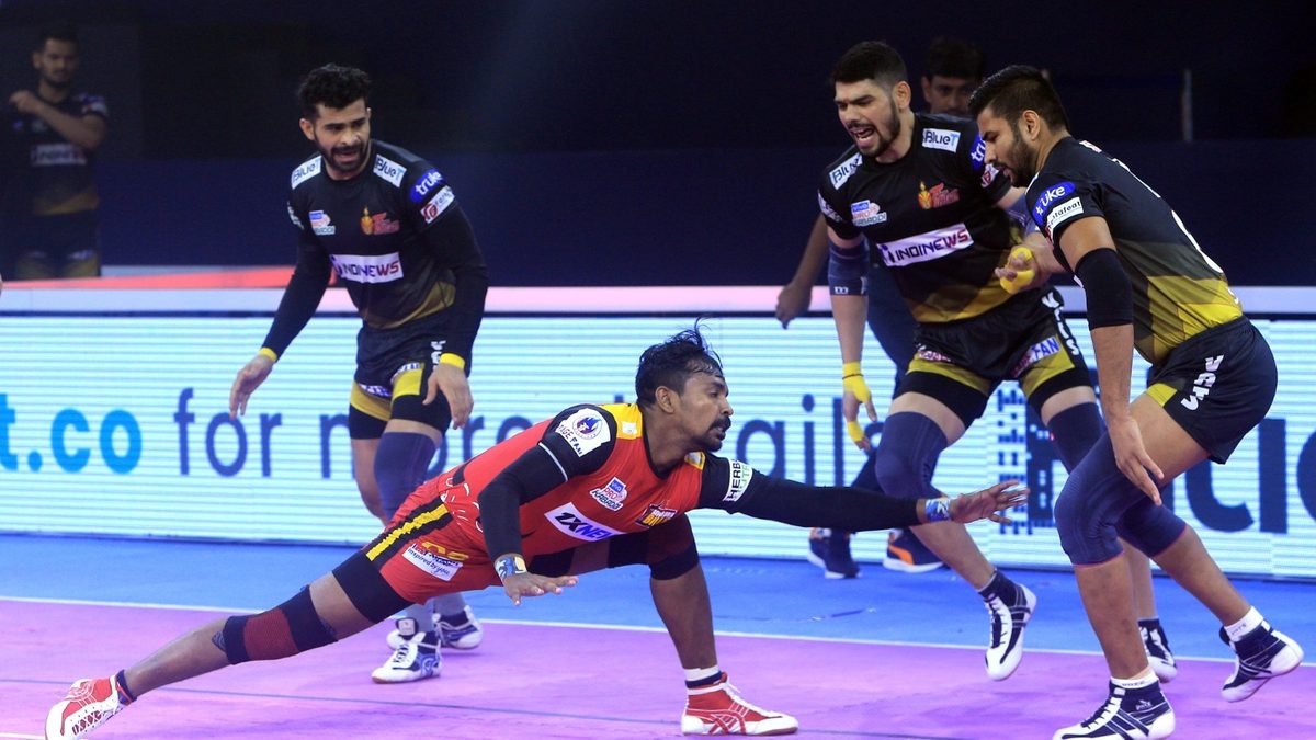 Bengaluru Bulls' Chandran Ranjith goes full stretch against Telugu Titans in Match 26 of VIVO Pro Kabaddi League Season 8 