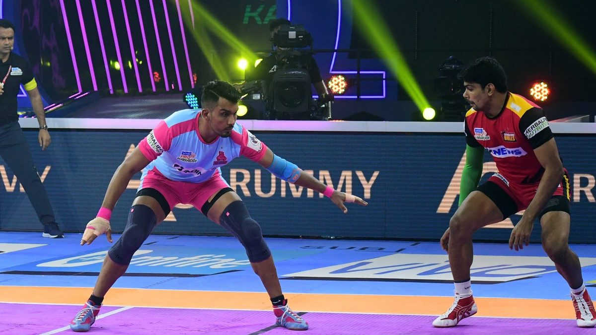 Arjun Deshwal of Jaipur Pink Panthers tries to get a point off Pawan Sehrawat of Bengaluru Bulls in Match 114 of VIVO Pro Kabaddi League Season 8