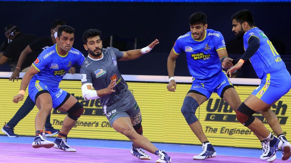 Vikas Kandola of Haryana Steelers looks to run away from the Tamil Thalaivas' defence in Match 102 of VIVO Pro Kabaddi League Season 8