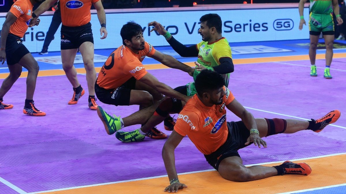 Rinku of U Mumba tries to stop Prashant Kumar of Patna Pirates in Match 47 of VIVO Pro Kabaddi League Season 8.