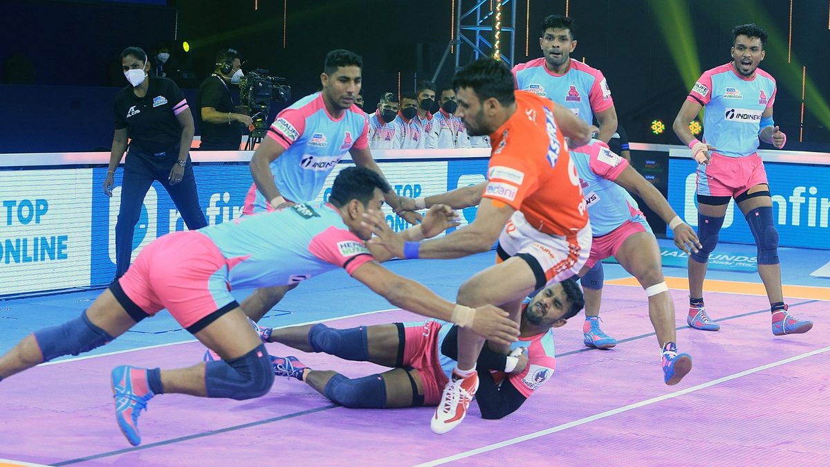 Pardeep Kumar of Gujarat Giants is grabbed by the Jaipur Pink Panthers' defense in Match 100 of VIVO Pro Kabaddi League Season 8