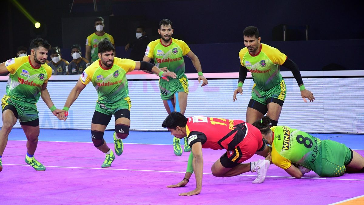 Pawan Kumar Sehrawat of Bengaluru Bulls is tackled by Mohammadreza Chiyaneh of Patna Pirates in Match 59 of VIVO Pro Kabaddi League Season 8
