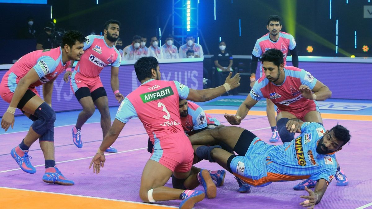 Sukesh Hegde in action against Jaipur Pink Panthers in Match 75 of VIVO Pro Kabaddi League Season 8.