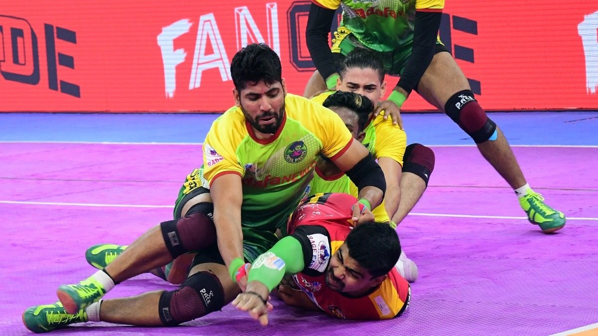Pawan Kumar Sehrawat of Bengaluru Bulls fights valiantly to make it past the mark after the Patna Pirates defense stop him in Match 59 of VIVO Pro Kabaddi League Season 8