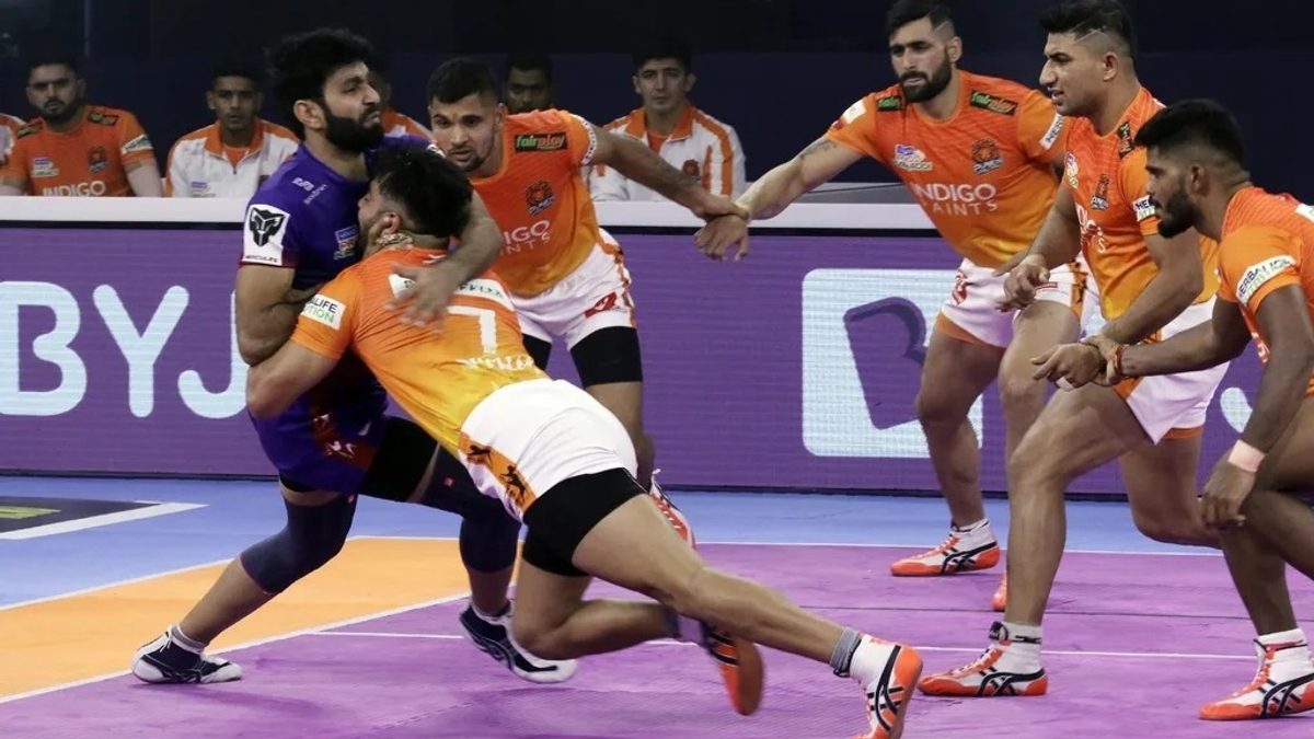 Vijay of Dabang Delhi K.C. gets tackled by the Puneri Paltan defenders in Match 5 of VIVO Pro Kabaddi League Season 8