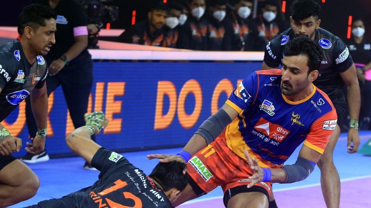 Surender Gill of U.P. Yoddha tries to escape from U Mumba defenders in Match 124 of VIVO Pro Kabaddi League Season 8