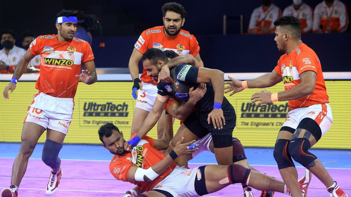 Gujarat Giants' defenders bring down Abhishek Singh of U Mumba in Match 131 of VIVO Pro Kabaddi League Season 8