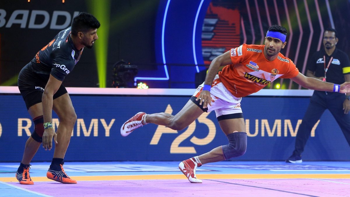 Rakesh of Gujarat Giants uses his skills to get a point against U Mumba in Match 131 of VIVO Pro Kabaddi League Season 8