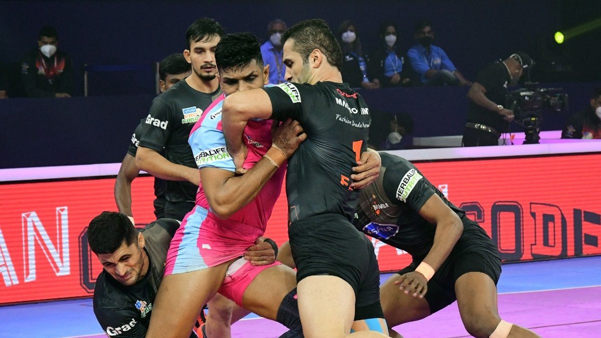 U Mumba's Fazel Atrachali tries to stop Jaipur Pink Panthers' Deepak Hooda in Match 21 of VIVO Pro Kabaddi League Season 8