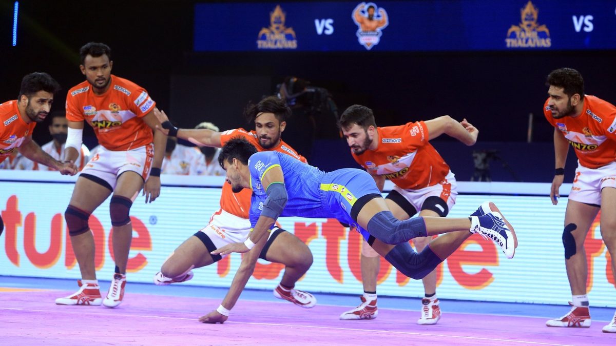 Manjeet of Tamil Thalaivas flies on the mat in order to get a point against Gujarat Giants in Match 129 of VIVO Pro Kabaddi League Season 8