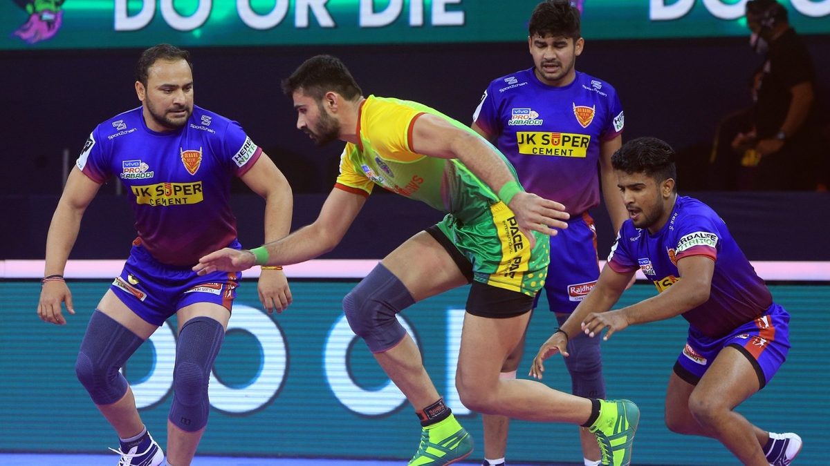 Mohit of Patna Pirates looks to get away from the Dabang Delhi K.C. defenders in Match 126 of VIVO Pro Kabaddi League Season 8