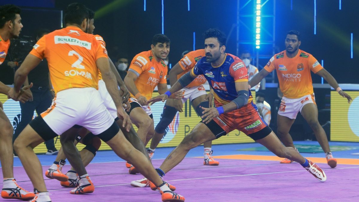 U.P. Yoddha raider Surender Gill tries to make a raid point against Puneri Paltan in Match 79 of VIVO Pro Kabaddi League Season 8.