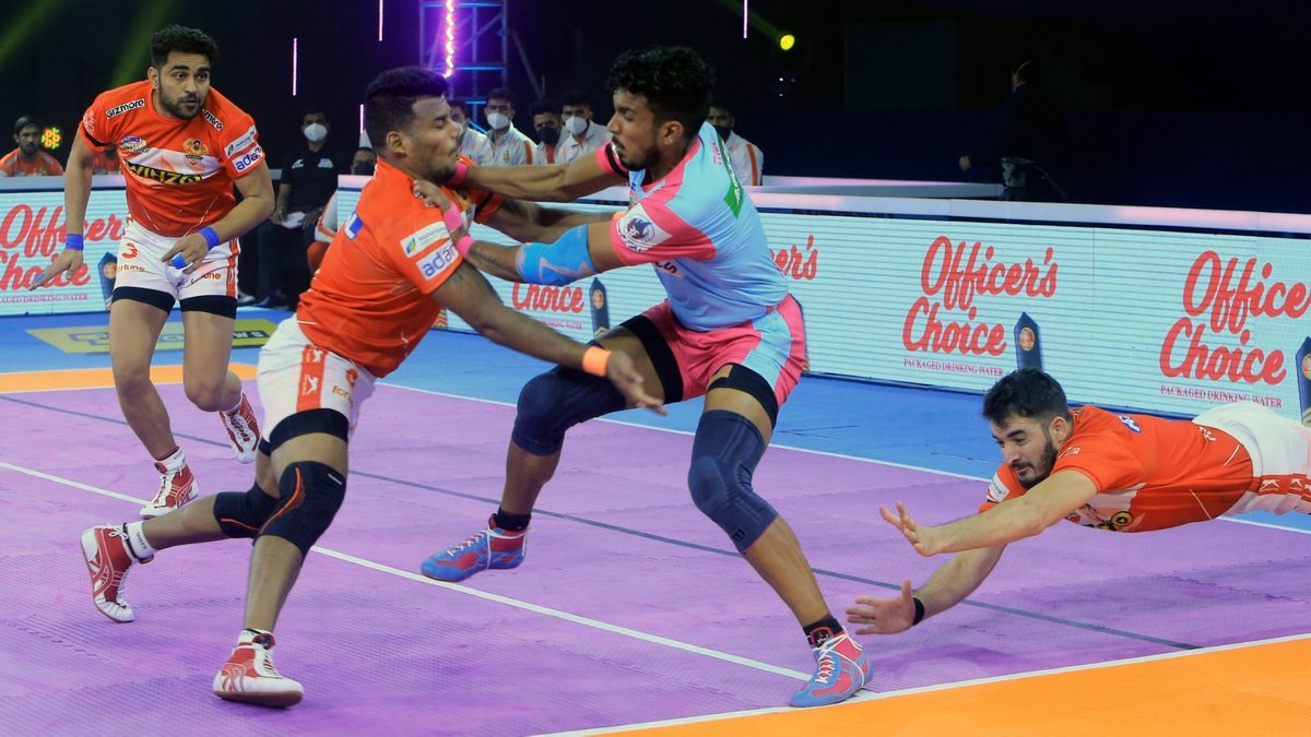 Arjun Deshwal of Jaipur Pink Panthers meets Girish Ernak of Gujarat Giants during his raid in Match 100 of VIVO Pro Kabaddi League Season 8