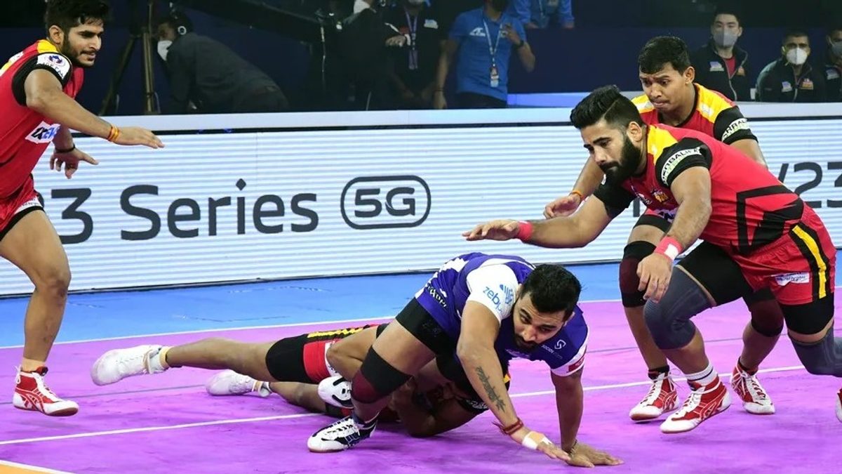 Bengaluru Bulls' Rohit Gulia is surrounded by the Bengaluru Bulls defenders in Match 22 of VIVO Pro Kabaddi League Season 8