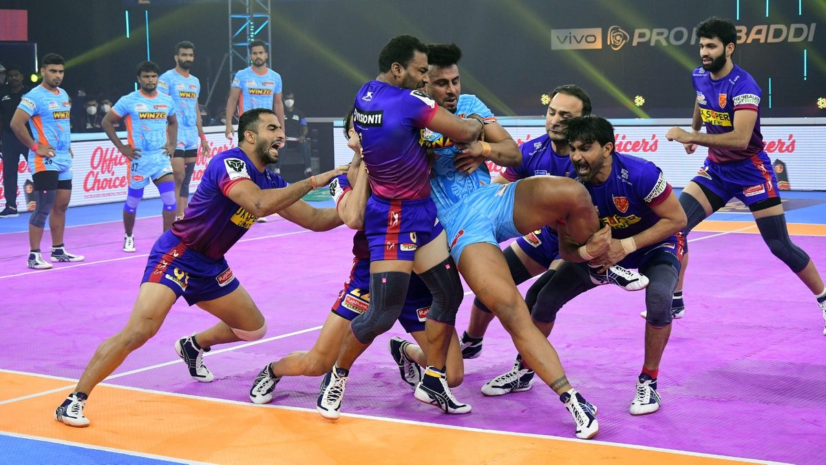Maninder Singh of Bengal Warriors meets a crowded Dabang Delhi K.C. defence in Match 19 of VIVO Pro Kabaddi League Season 8