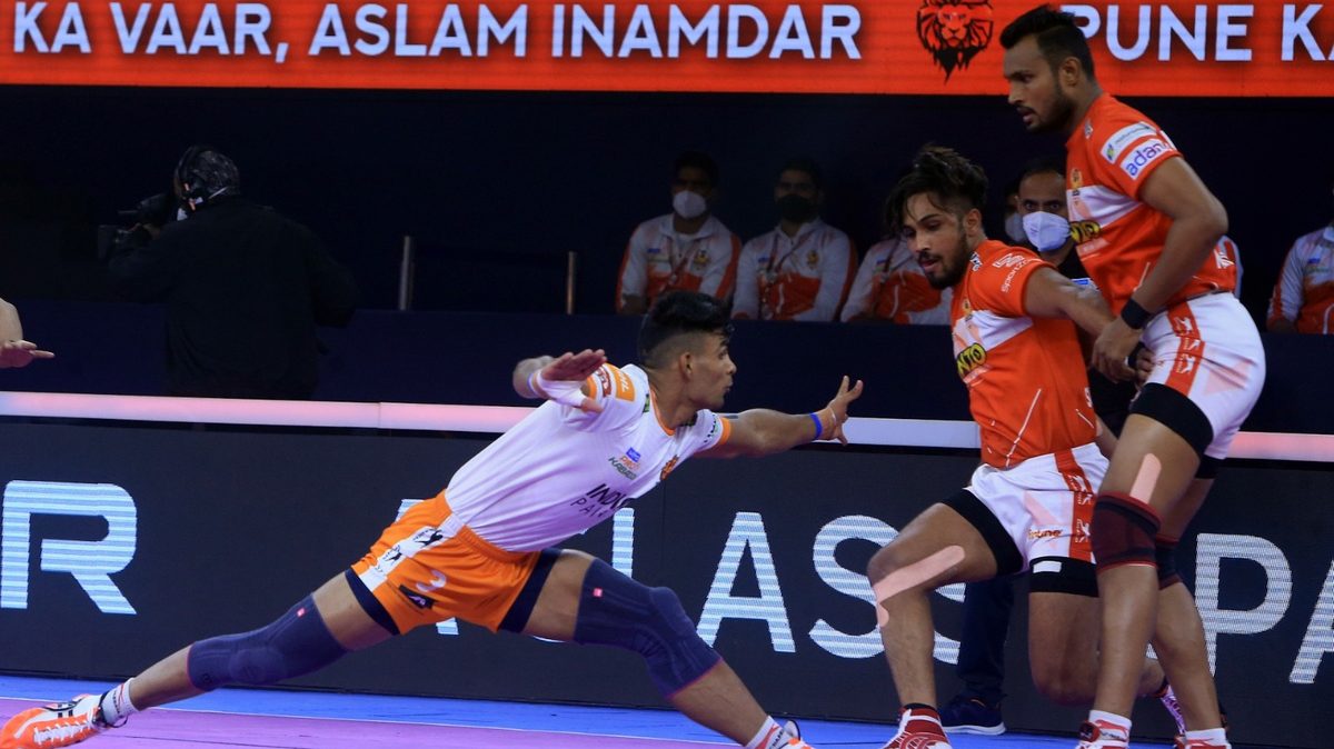 Aslam Inamdar of Puneri Paltan goes full stretch at Mahendra Rajput of Gujarat Giants in Match 118 of VIVO Pro Kabaddi League Season 8