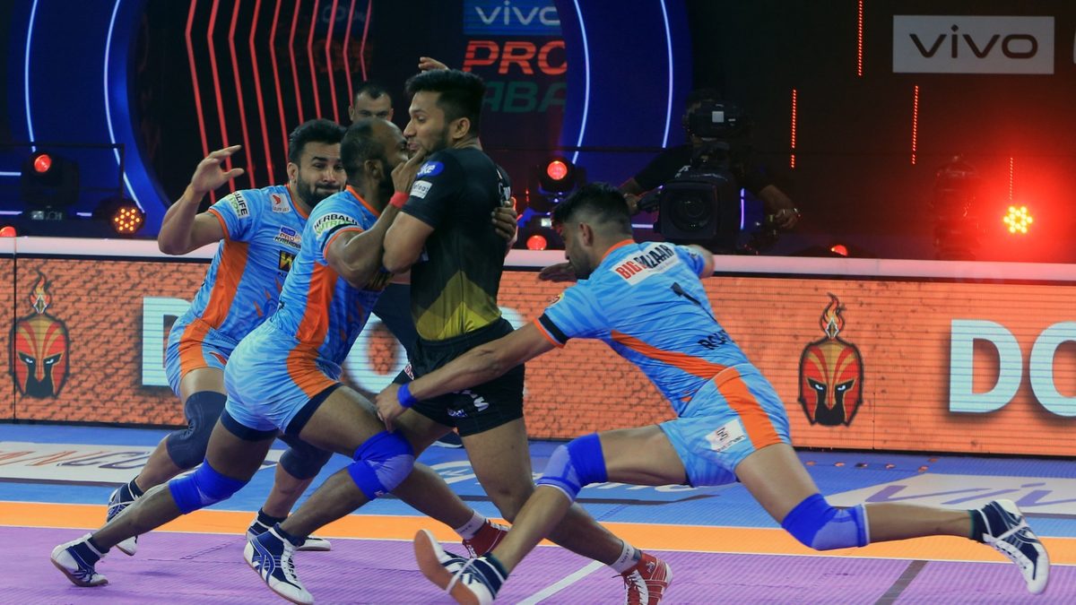 Adarsh of Telugu Titans meets a crowded Bengal Warriors' defense in Match 101 of VIVO Pro Kabaddi League Season 8