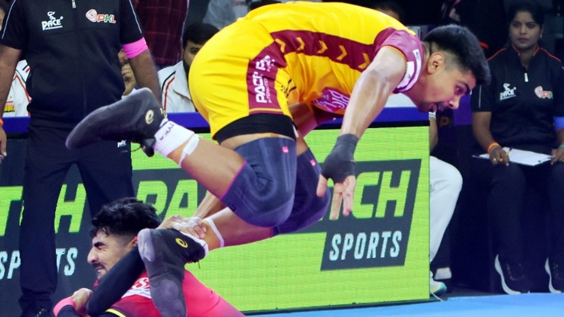 Telugu Titans vs Jaipur Pink Panthers in match 9 of Pro Kabaddi Season 11